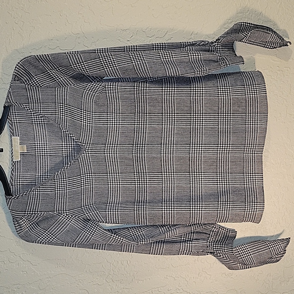 Michael Kors Xtra Small Black and White Print Blouse.